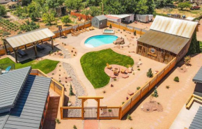 Timber & Tin E 2Bed 2Bath w Pool & Rooftop Deck